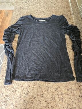 EUC FREE PEOPLE WE THE FREE RUCHED SLEEVE TOP, CHARCOAL COLOR. SIZE MEDIUM